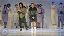Desainer Bai Soemarlono dan Joseph Lim tampil menyapa pengunjung usai pagelaran busana di selenggarakan di Senayan City, Jumat Malam, (3/6). Uniknya perpaduan busana batik dengan kostum yang ada di film star wars. (Liputan6.com/Johan Tallo)