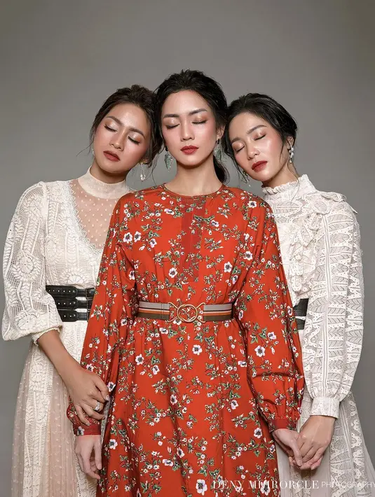 Di sini, Bunga Zainal berpose bersama Ririn Dwi Ariyanti dan Rini Yulianti mengenakan sebuah dress menawan bernuansa putih rancangan Barli Asmara. Ia tambahkan dengan belt besar berwarna hitam di bagian pinggang. Foto: Instagram.