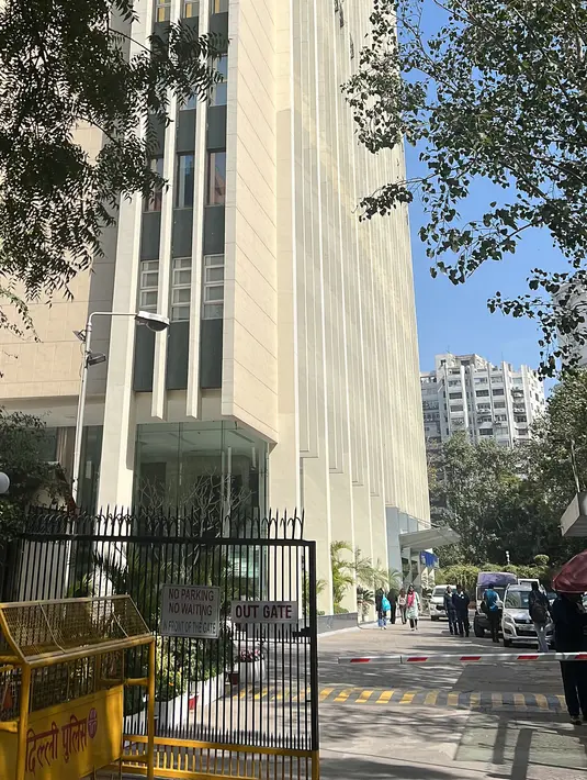 Pandangan umum menunjukkan gedung perkantoran tempat otoritas pajak India menggerebek kantor BBC di New Delhi, Selasa (14/2/2023). Otoritas pajak India melakukan penggeledahan kantor BBC di New Delhi, kata seorang jurnalis di lembaga penyiaran itu kepada AFP, beberapa minggu setelah menayangkan film dokumenter yang mengkritik Perdana Menteri Narendra Modi. (Sajjad HUSSAIN / AFP)
