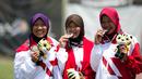 Tim Panahan Putri Indonesia beregu recurve, Titik Kusunawardani ,Linda Lestari, Diananda Choirunisa, meraih medali perak usai tampil di MSN Archery Centre, Kuala Lumpur, Malaysia, Selasa (21/8). Indonesia kalah 1-5. (Bola.com/Liputan6/Faizal Fanani)
