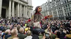 Boneka raksasa Little Amal disambut ratusan warga saat tiba di kota London, Inggris, Sabtu (23/10/2021). Little Amal merupakan boneka berukuran raksasa yang menjadi simbol pengungsi anak dari Suriah.(Aaron Chown/PA via AP)