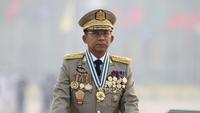 Panglima Tertinggi Myanmar Jenderal Min Aung Hlaing memimpin parade tentara pada Hari Angkatan Bersenjata di Naypyitaw, Myanmar, Sabtu (27/3/2021). Myanmar saat ini sedang dalam kekacauan sejak  para jenderal militer menggulingkan dan menahan pemimpin sipil Aung San Suu Kyi pada Februari. (AP Photo)