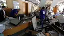 Warga dan petugas saat memeriksa kerusakan yang terjadi di Bank Blom pasca ledakan di Beirut, Lebanon (13/6). Bom meledak di sekitar Bank Blom pada Minggu (12/6) malam.( REUTERS/Aziz Taher)