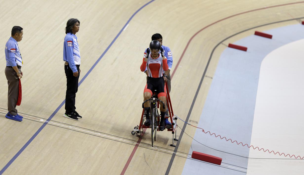 Pesepeda Indonesia, Chrismonita Dwi Putri, bersiap tampil pada nomor 500 meter Time Trial saat Asian Track Championship 2019 di Jakarta International Veledrome, Jakarta, Kamis (10/1). Chrismonita berhasil meraih perunggu. (Bola.com/Yoppy Renato)
