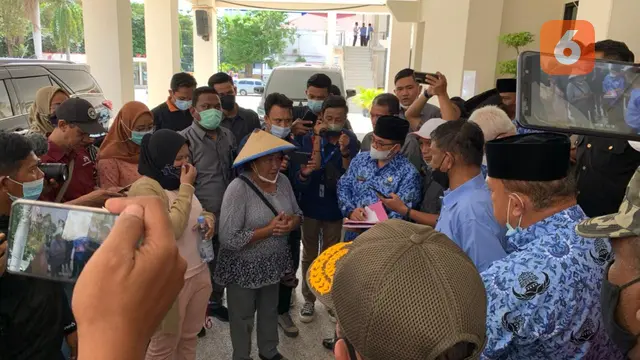 demo puluhan penyintas bencana di Sulteng