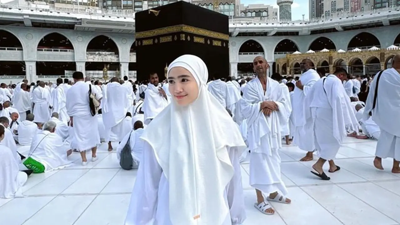 8 Potret Febby Rastanty saat Umroh, Terharu Berhasil Sentuh Ka'bah