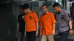 Petugas menggiring tersangka usai rilis kasus tindak pidana narkotika jenis sabu di Polda Metro Jaya, Kamis (13/6/2019). Ditnarkoba bekerja sama dengan Ditjen Bea Cukai menangkap empat orang tersangka dari tiga kasus penyelundupan narkotika jaringan internasional. (Liputan6.com/Immanuel Antonius)