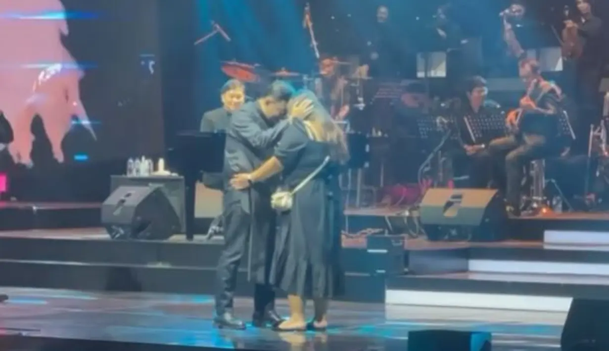 Tak sampai di situ saja, Carlo Saba pun memperlakukan wanita tersebut layaknya sang kekasih. Ia pun mengadukan kepalanya hingga memberikan ciuman di pipi sang wanita. (Foto: Instagram/@hedi_yunus)