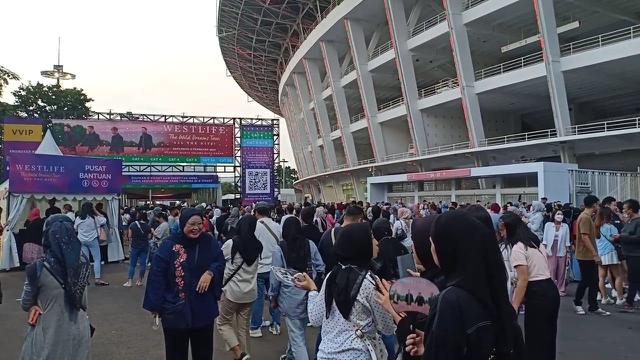 penonton berderet antre memasuki venue konser (M. Altaf Jauhar)