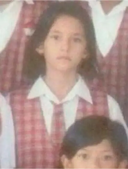 Memiliki paras bule seperti sang ayah, James Russell Poland. Paras cantik Dahlia saat foto bersama dengan teman sekolahnya. [Instagram/dahliachr]