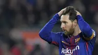 Gelandang Chelsea, Cesc Fabregas, bertekad mematikan pergerakan Lionel Messi ketika keduanya berjumpa di Camp Nou. (AFP/Lluis Gene)