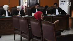 Terdakwa kasus dugaan penyebaran berita bohong atau hoaks Ratna Sarumpaet menjalani sidang lanjutan di PN Jakarta Selatan, Rabu (6/3/2019). Sidang tersebut beragendakan pembacaan nota keberatan atau eksepsi. (Liputan6.com/Herman Zakharia)