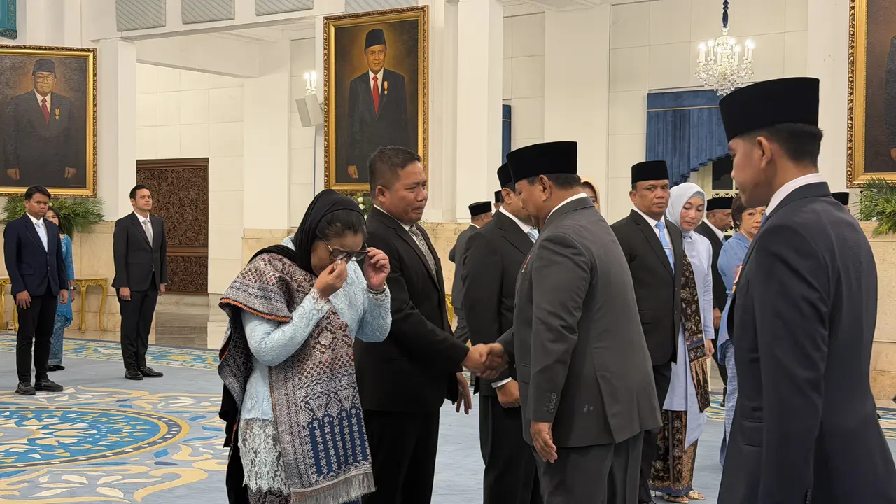 Nanik S Deyang menangis terharu usai dilantik Presiden Prabowo Subianto menjadi Kepala BGN.
