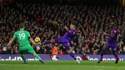 Striker Liverpool, Roberto Firmino, berusaha membobol gawang Arsenal yang dijaga Bernd Leno pada laga Premier League di Stadion Emirates, London, Minggu (3/11). Kedua klub bermain imbang 1-1. (AFP/Daniel Leal-Olivas)