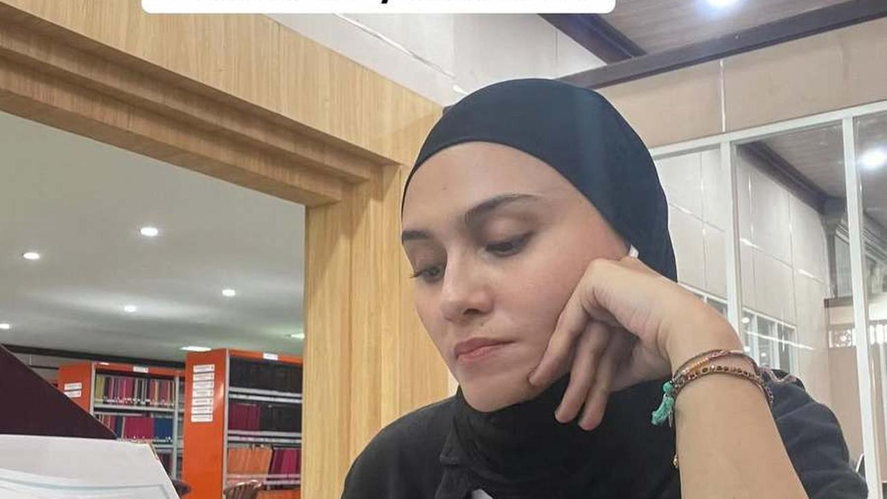 8 Potret Perjuangan Zee Zee Shahab Tempuh Pendidikan S3, Awalnya Ragu dengan Diri Sendiri - Akui Sering Nangis dan Ingin Menyerah