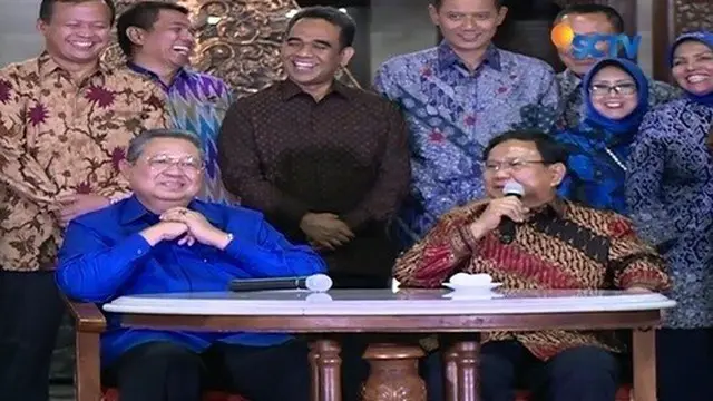 Ketua Umum Partai Gerindra Prabowo Subianto memuji nasi goreng yang dihidangkan SBY. 