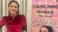 Kristina Iswandari merilis single Sakau di kediamannya di kawasan Koja, Jakarta Utara, Jumat (28/7/2023).