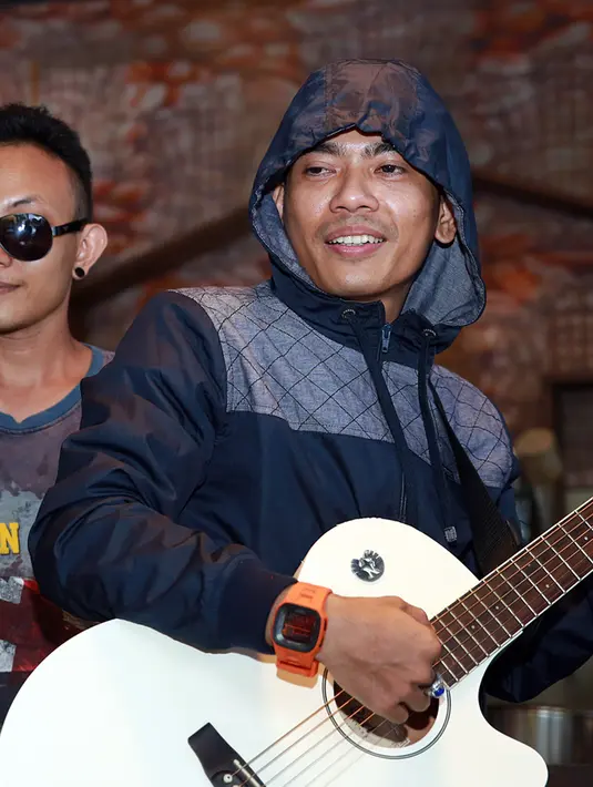 Aris Menggerutu pada lelaki yang memprotesnya. Sok tahu, sudah nggak ngasih duit protes segala. Sambil meninggalkan lelaki tersebut. (Deki Prayoga/Bintang.com)