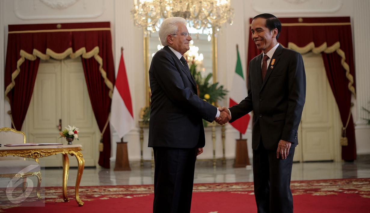 Presiden Jokowi bersalaman dengan Presiden Italia Sergio Mattarela di Istana Merdeka, Jakarta, (9/11/2015). Pertemuan akan membahas upaya peningkatan kerjasama di bidang industri kulit, fashion dan furniture. (Liputan6.com/Faizal Fanani)