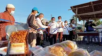 Pembukaan pasar Ramadan khusus UMKM Perempuan di Sigi oleh Kadis Perindag Sigi, Adri Singi, Rabu (21/4/2021). Pasar yang gagas Islamic Relief dan Relawan Orang Alam (ROA) Sulteng itu merupakan bagian dari program pemulihan UMKM pascabencana. (Foto: Heri Susanto/ Liputan6.com).