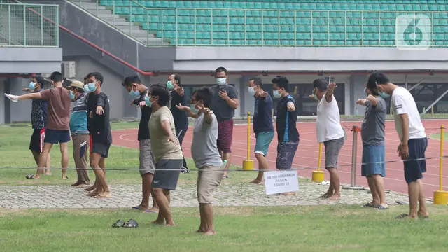 FOTO: Mengintip Pasien OTG COVID-19 Senam di Stadion Patriot Chandrabaga