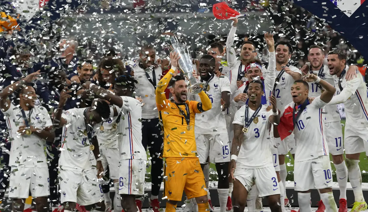 Para pemain Prancis merayakan kemenangan mereka sebagai juara UEFA Nations League 2021 pada laga final melawan Spanyol di San Siro, Milan, Senin (11/10/2021) dini hari WIB. Prancis menang 2-1 atas Spanyol berkat gol kontroversial Kylian Mbappe di menit akhir. (AP Photo/Luca Bruno)