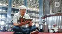 Umat muslim membaca al quran pada bulan Ramadhan di Masjid Istiqlal, Jakarta, Sabtu (25/3/2023).(Liputan6.com/Angga Yuniar)