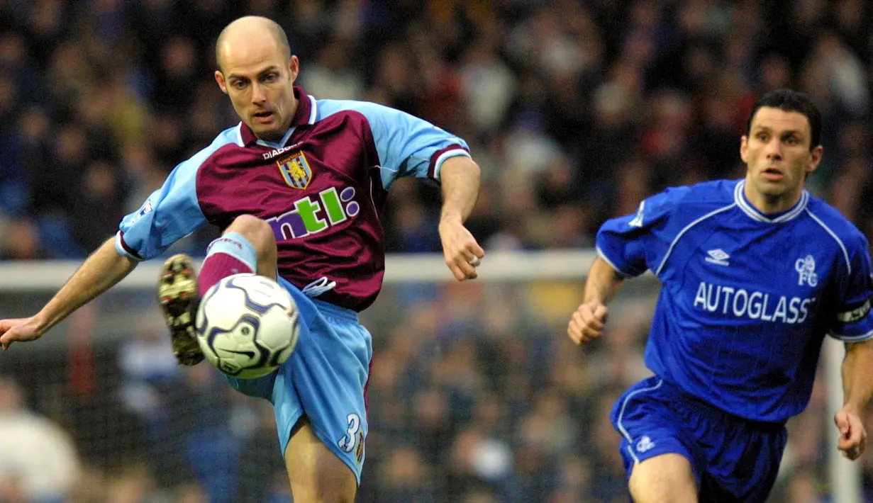 <p>Alan Wright. Mantan bek Aston Villa pernah mengalami cedera lutut usai mencobakan pedal gas mobil Ferarri yang baru dibelinya. Usai kejadian lucu tersebut pemain berkepala plontos tersebut mengganti mobilnya menjadi Rover 146. (AFP/Odd Andersen)</p>