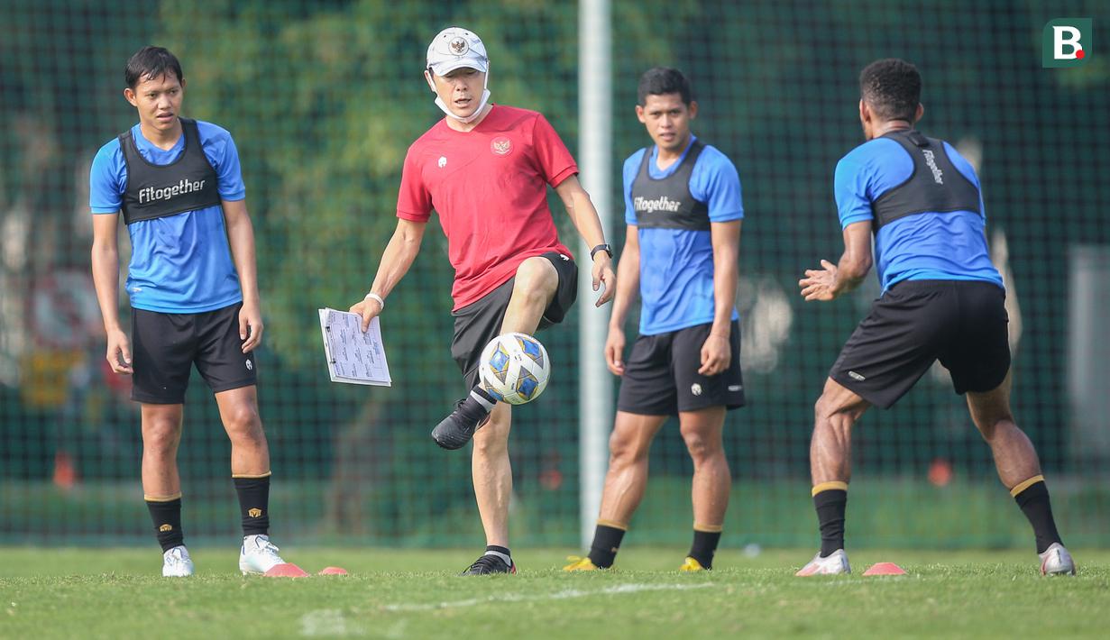 Meski menang di dua leg laga persahabatan kontra Timor Leste, Shin Tae-yong mengaku tidak puas dengan performa anak asuhnya, terutama di lini depan. Skuat Garuda tentu harus berbenah dengan menjajal beberapa penyerang ini. Berikut daftar pemainnya. (Bola.com/Bagaskara Lazuardi)