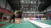 Peserta Festival SenengMinton Purwokerto 2025 melakukan tantangan Throwing The Shuttlecock yakni melempar kok ke dalam lubang target. Festival ini digelar di Gedung Serba Guna GOR Satria Purwokerto, Sabtu (8/11/2025). (Dok. Bakti Olahraga Djarum Foundation)