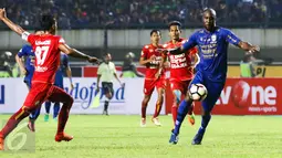 Penyerang Persib, Carlton Cole berusaha membawa bola dari kawalan pemain Arema FC pada laga perdana Liga 1 2017 di Stadion Gelora Bandung Lautan Api, Sabtu (15/4). Persib bermain imbang atas Arema FC dengan skor 0-0. (Liputan6.com/Yoppy Renato)