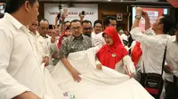 Calon Gubernur Jawa Tengah Sudirman Said membentangkan kain dalam rangka saweran biaya pilkada (Tim Media Sudirman Said)