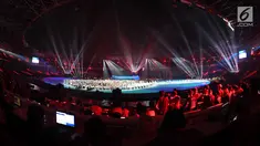 Atlet dan relawan berkumpul bersama saat penutupan Asian Games 2018 di Stadion Utama GBK, Jakarta, Minggu (2/9). (Merdeka.com/Imam Buhori)