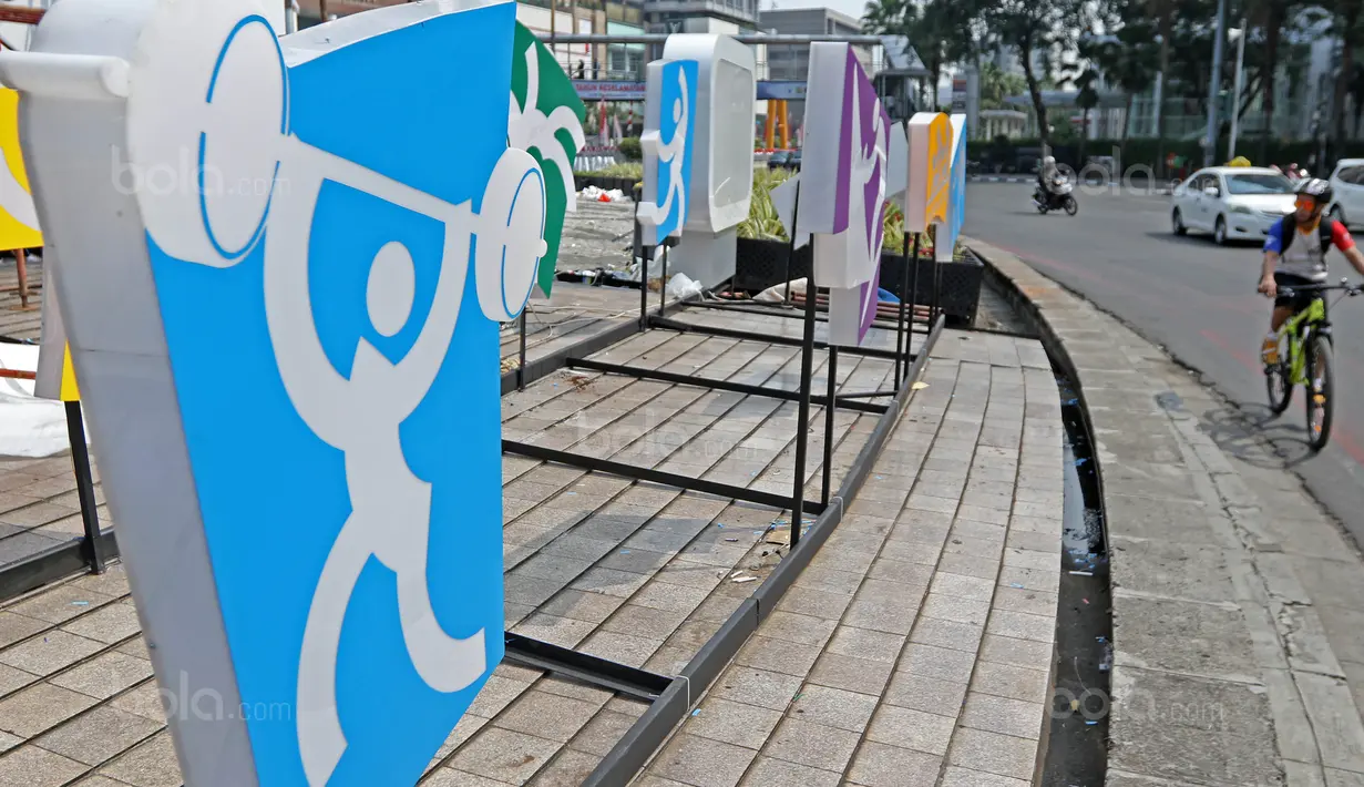 Logo cabang olahraga Angkat Besi Asian Games 2018 terpampang di Bundaran HI, Jakarta, (17/8/2017), Asian Games mengambil tema Energy Of Asia dan akan dibuka oleh Presiden Republik Indonesia Joko Widodo. (Bola.com/Nicklas Hanoatubun)