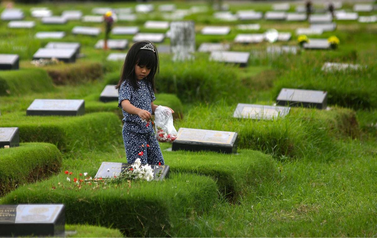 Ziarah kubur di makam khusus korban Covid-19 Srengseng Sawah