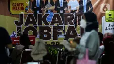 Sejumlah pencari kerja mengunjungi acara "Jakarta Job Fair" di Pasaraya Blok M, Jakarta, Kamis (28/7/2022). Pameran bursa kerja di lima wilayah kota administrasi Jakarta tersebut diikuti lebih dari 200 perusahaan dan terdapat 20 ribu lowongan pekerjaan. (Liputan6.com/Johan Tallo)