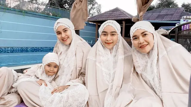 6 Potret Kebersamaan Ayu Ting Ting dan Keluarga Rayakan Lebaran di Rumah Bogor