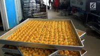 Penampakan kue kering di industri rumahan yang berada di kawasan Sidamukti, Depok, Jawa Barat, Senin (4/6). Pedagang menjual kue kering dengan harga mulai dari Rp 32.000-Rp 36.000 per toples. (Merdeka.com/Arie Basuki)