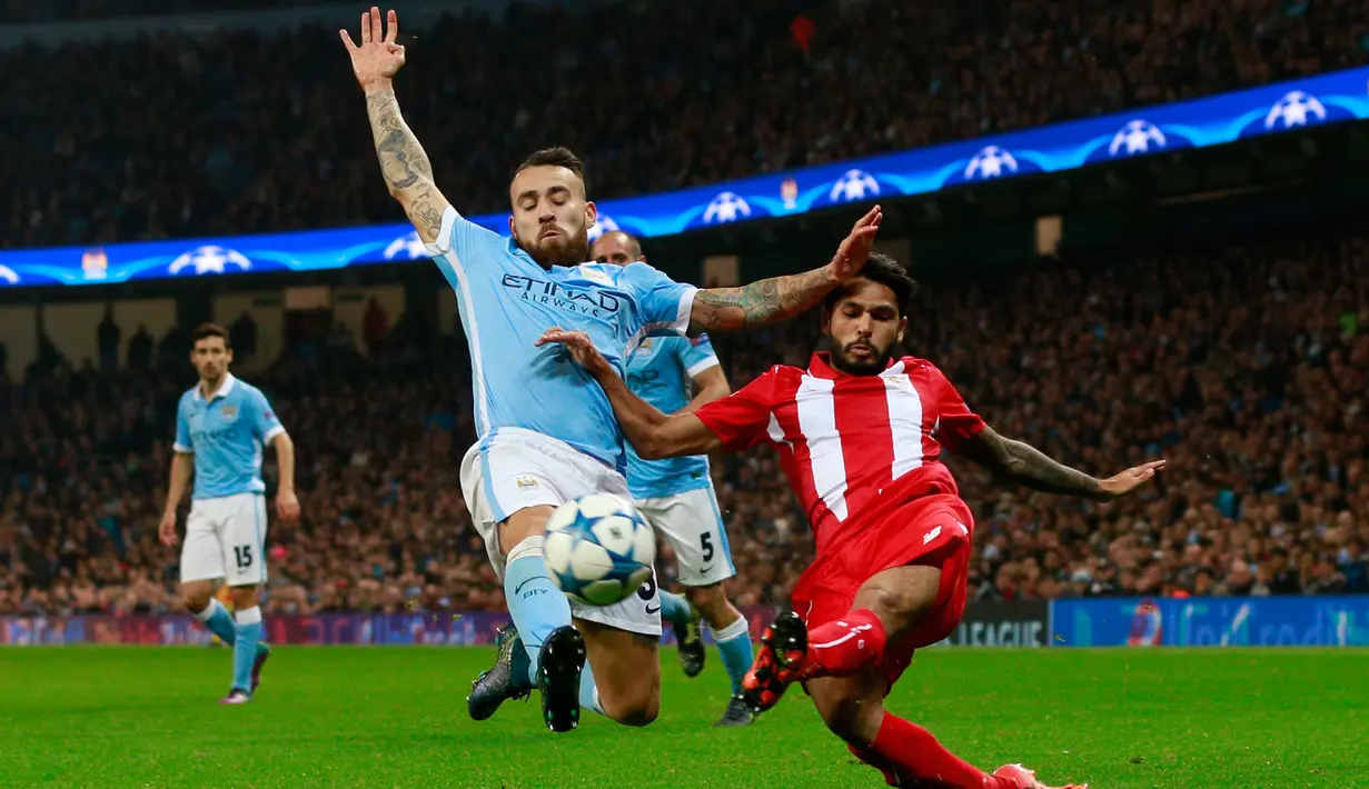 Gelandang Sevilla, Benoit Tremoulinas (kanan) berusaha mengumpan bola dari kejaran bek City, Nicolas Otamendi pada pertandingan liga Champions di Etihad Stadium, Kamis (22/10/2015). City menang atas Sevilla dengan skor 2-1. (Reuters/Jason Cairnduff)