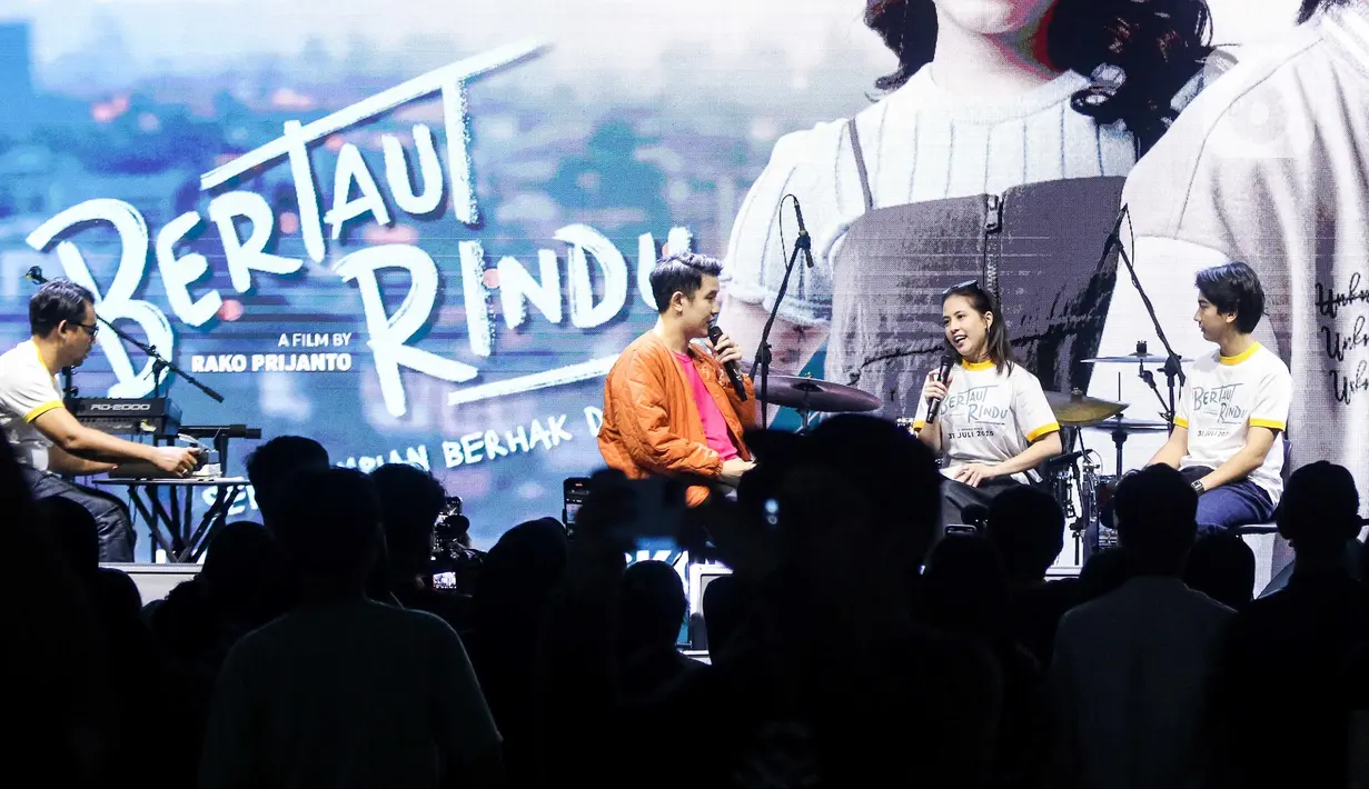 Pemain film Bertaut Rindu, Adhisty Zara (kedua kanan) dan Ari Irham (kanan) saat meet & greet pada gelaran KapanLagi Pensi Bareng Fanta 2025 di Gelanggang Olahraga (GOR) atau Gelanggang Mahasiswa Soemantri Brodjonegoro, Jakarta, Sabtu (28/6/2025). (Liputan6.com/Herman Zakharia)