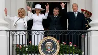 Presiden AS Donald Trump bersama istrinya saat menerima kunjungan Presiden Prancis Emmanuel Macron dan istrinya Brigitte Macron di Balkon Truman di Gedung Putih, Washington (24/4). (AP/Andrew Harnik)