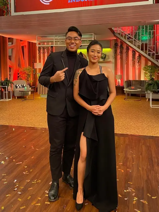 Dengan makeup super tipis dan up hair do tidak mengurangi pesona fierce seorang Renatta. [@raja.mci11]