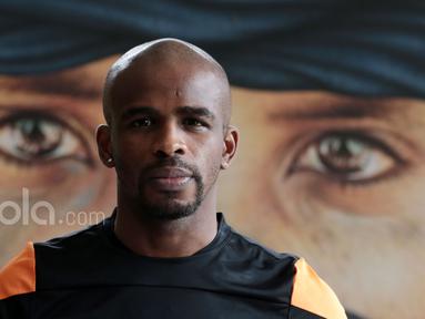 Greg Nwakolo memutuskan hijrah ke Madura United untuk musim 2017 setelah pada paruh kedua musim 2016 membela Persija Jakarta. (Bola.com/Nicklas Hanoatubun)