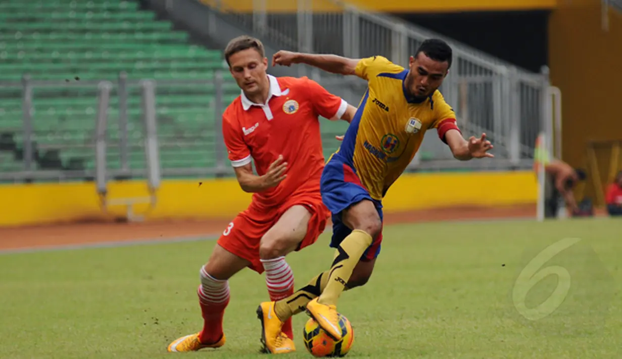 Gelandang Persija, Martin Vunk (kiri) berusaha merebut bola dari Kapten Barito Putera, Rizky Ripora saat laga uji coba di Stadion GBK Jakarta, Rabu (4/2/2015). Persija unggul 2-1 atas Barito Putera. (Liputan6.com/Helmi Fithriansyah)