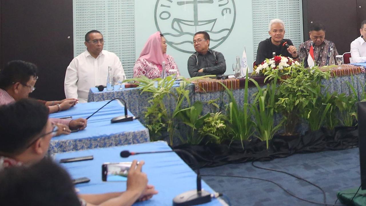 Calon presiden (capres) nomor urut 3, Ganjar Pranowo berdialog dengan pengurus gereja antardenominasi dari berbagai seluruh daerah di Graha Oikumene, Kantor Persekutuan Gereja-Gereja di Indonesia ( PGI ), Salemba, Jakarta, Senin (22/1/2024).<br>(Foto merd