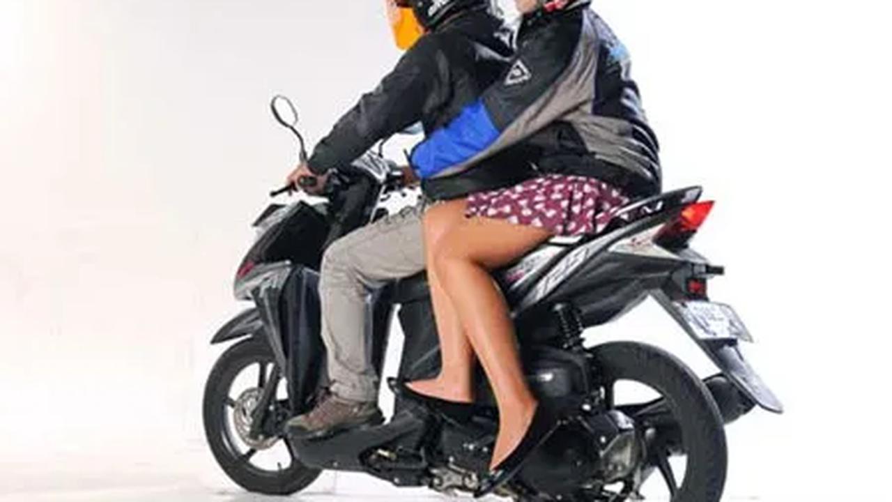 Berboncengan miring