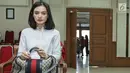 Istri presenter sekaligus aktor Ibnu Jamil, Ade Maya menghadiri sidang perdana perceraian mereka di Pengadilan Agama Jakarta Selatan, Kamis (14/9). Sidang perdana beragenda mediasi tidak dihadiri Ibnu jamil selaku pemohon. (Liputan6.com/Herman Zakharia)