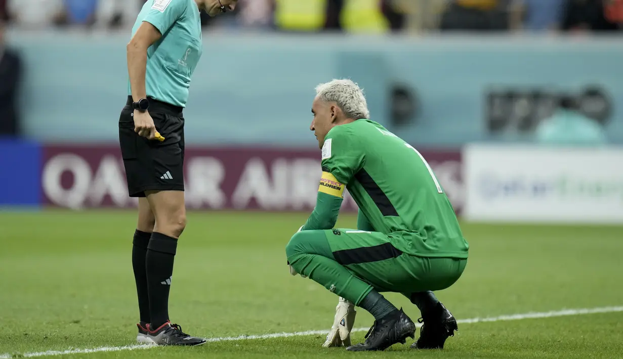Wasit Stephanie Frappart berbicara dengan kiper Kosta Rika Keylor Navas selama pertandingan grup E Piala Dunia 2022 antara Kosta Rika dan Jerman di Stadion Al Bayt di Al Khor, Qatar, Jumat, 2 Desember 2022. (AP Photo/Hassan Ammar)
