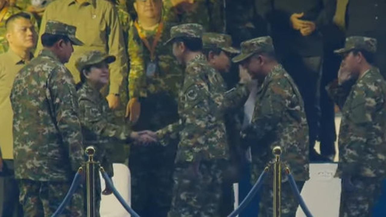 Sambil Tersenyum Manis, Puan Anak Megawati PDIP Bertemu dan Salaman dengan Jokowi saat Parade Senja di Akmil