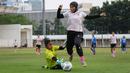 Pemain Timnas Wanita Indonesia, Insyafadya Salsabillah (kiri) berusaha melewati kiper Tim Putri Persib Bandung saat pertandingan uji coba di Stadion Madya, Jakarta, Kamis (13/01/2022). Laga yang dimenangkan Garuda Pertiwi dihadiri oleh Ketua Umum PSSI, Mochamad Iriawan.(Bola.com/Bagaskara Lazuardi)